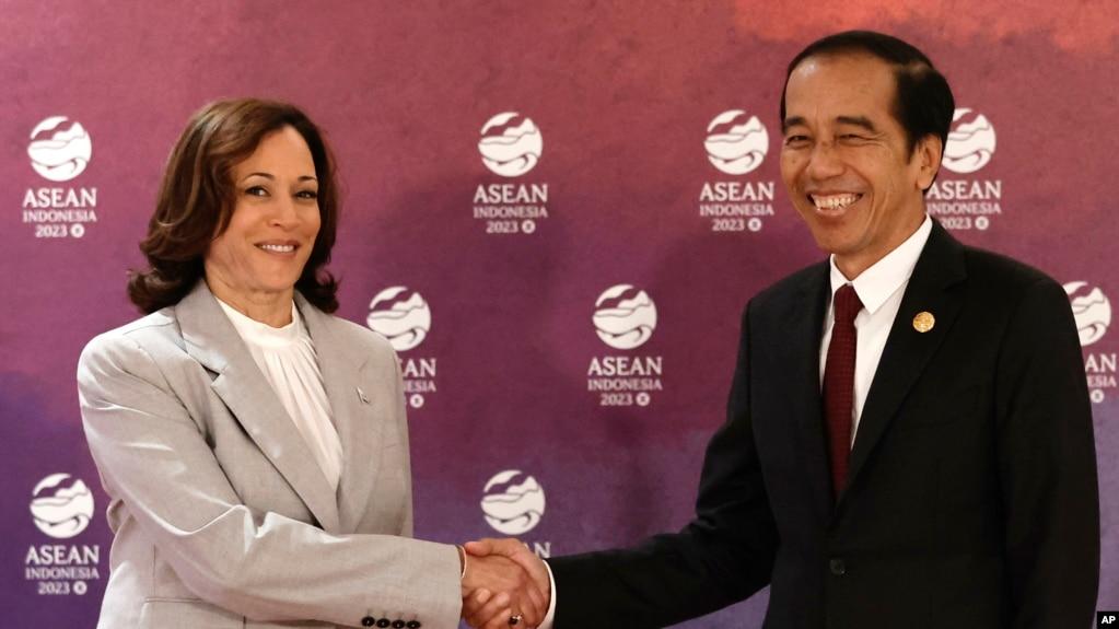 Phó tổng thống Mỹ Kamala Harris được Tổng thống Joko Widodo tiếp khi bà đến Jakarta dự Thượng đỉnh ASEAN