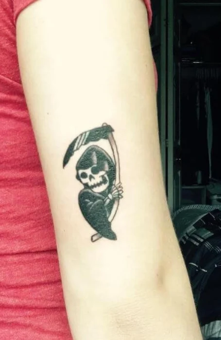 Lady shows off her small grim reaper tattoo