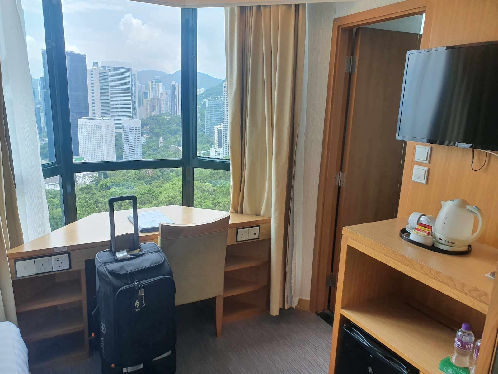 Bishop Lei International House deluxe room desk with a view