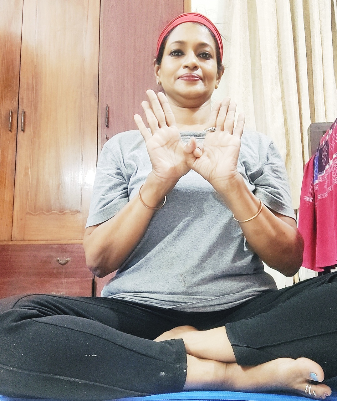    The garuda mudra promotes balance in our body and better stomach and digestive health, improved circulation, and overall heart health and well-being. 