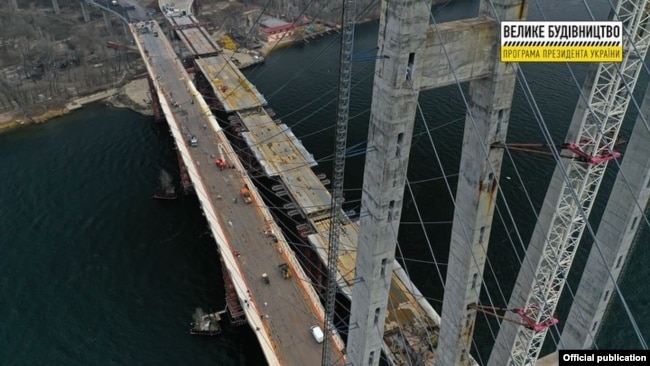 Строительство вантового моста в Запорожье. Фото: страница "Велике будівництво" в фейсбуке