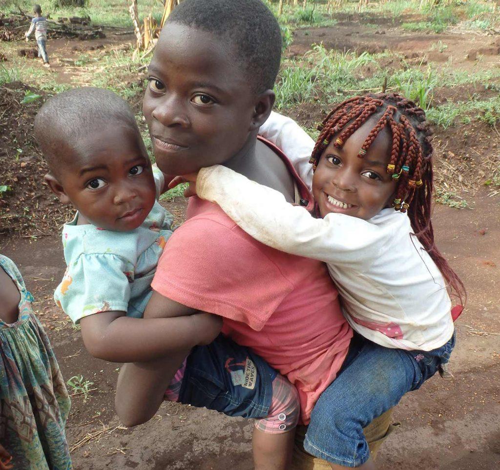 Niñas del orfanato Mbengwi (Camerún), financiado por la ONG Kids of Cameroon