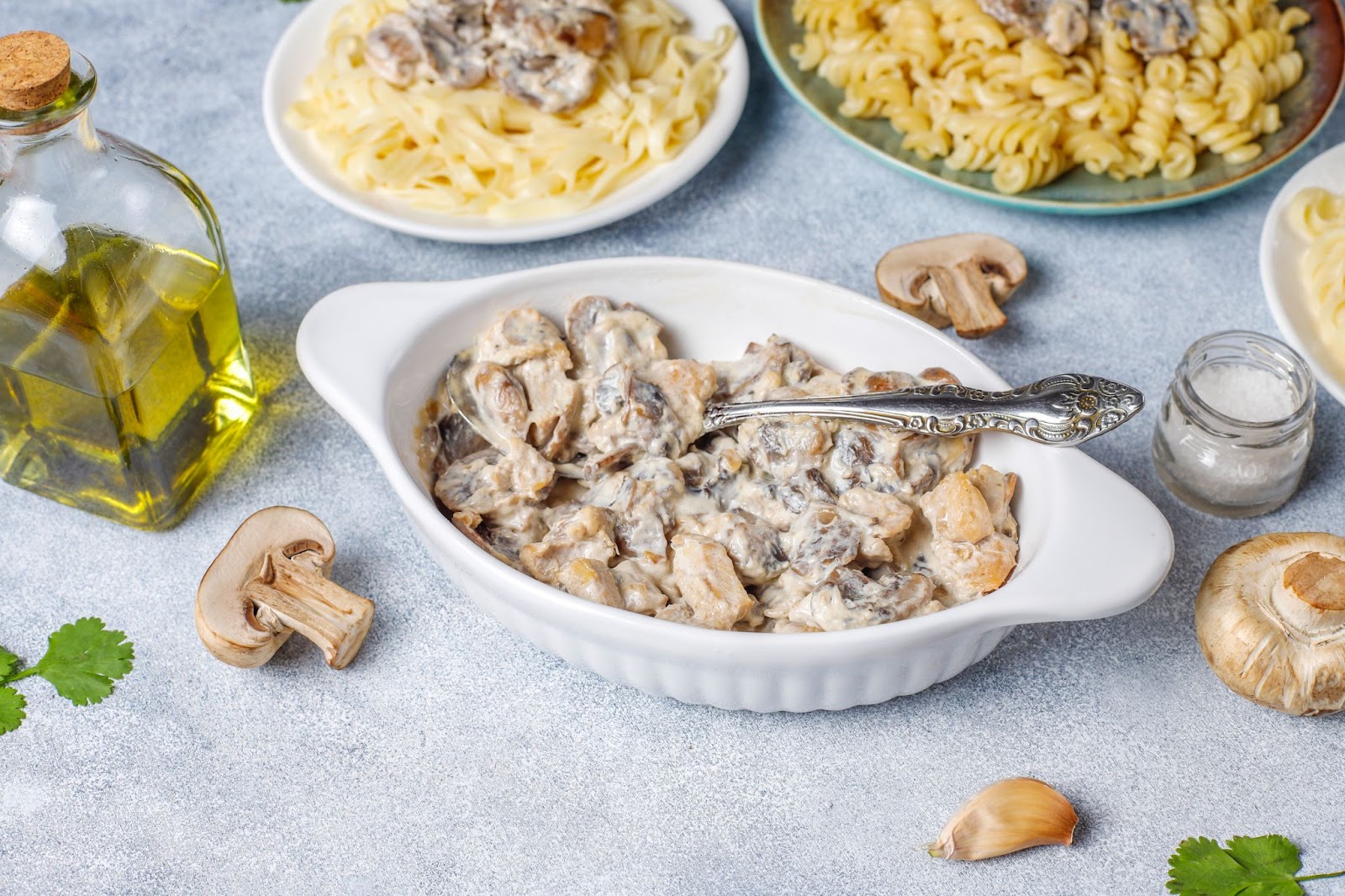 Pui cu sos de smântână și ciuperci