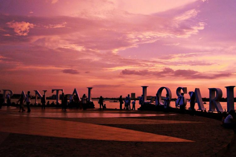 Nongkrong di Tepi Pantai