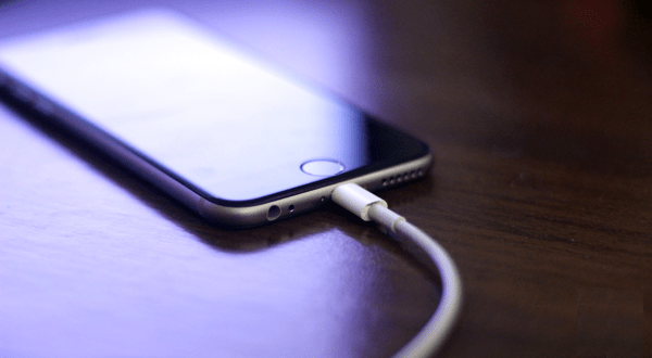 Cắm sạc iPhone qua đêm