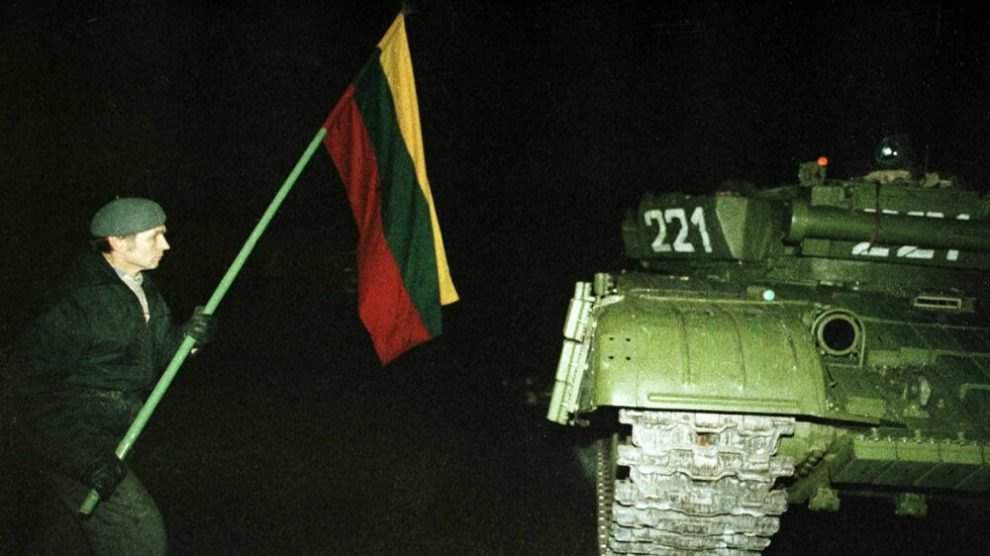 Чоловік з литовським прапором біля радянського танка, Вільнюс, 13 січня 1991 року. 
