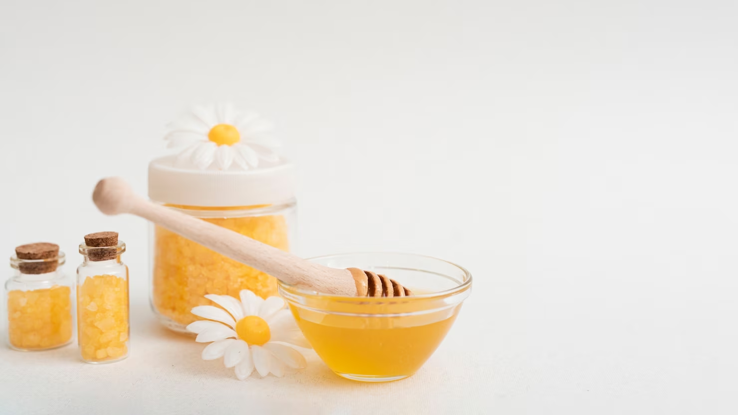 Scrub facial delicat cu miere de mană și zahăr brun