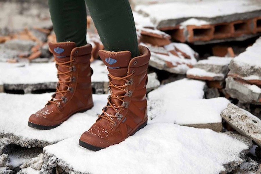Какая лучшая зимняя обувь. Зимняя обувь женская. Женская зимняя обувь на снегу. Практичная зимняя обувь. Базовая обувь зима.