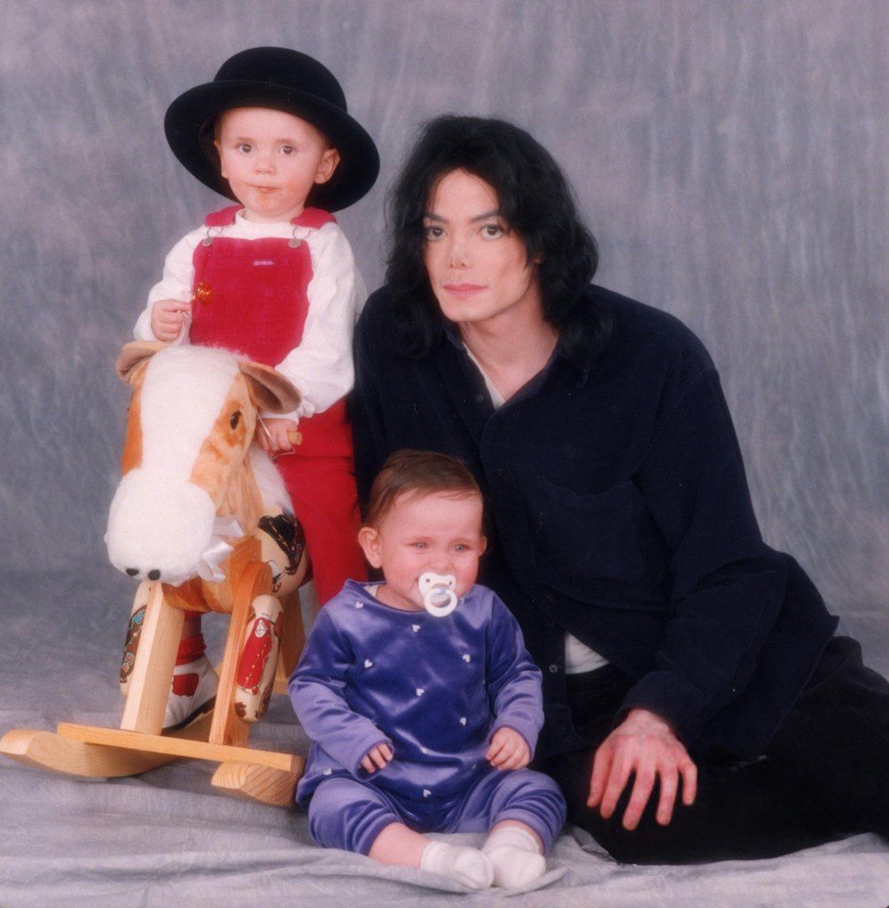Michael Jackson with his children Michael Jr (known as Prince) and Paris- Michael in 1999 - Album on Imgur