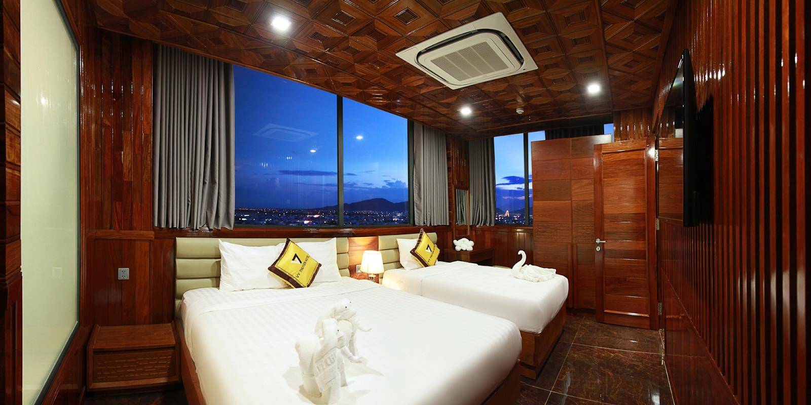 Phòng nghỉ tại khách sạn Đà Nẵng gần biển Vỹ Thuyên với nội thất hầu hết được làm từ gỗ, mang đến vẻ đẹp sang trọng và cuốn hút khó tả