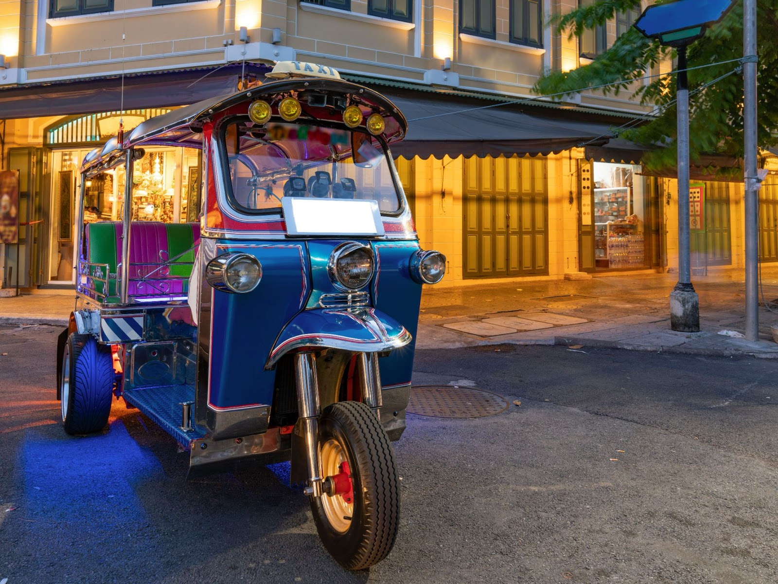 Chiếc xe tuktuk quen thuộc thường bắt gặp tại Thái
