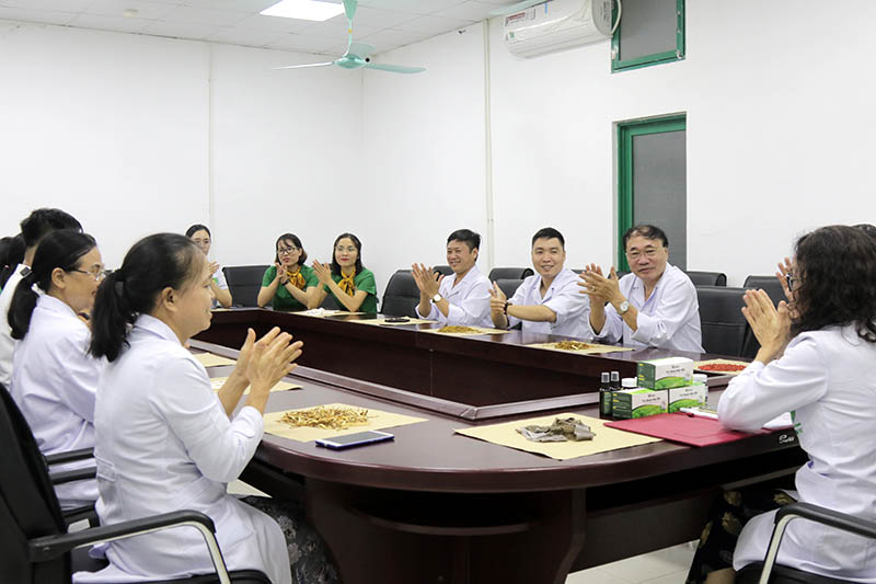Đội ngũ chuyên gia y bác sĩ hàng đầu tham gia dự án nghiên cứu giải pháp điều trị bệnh hô hấp mùa hè tại Đông y Việt Nam