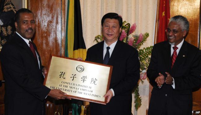 009年2月12日,中国国家副主席习近平在牙买加金斯顿出席西印度大学莫尼分校的孔子学院授牌仪式。