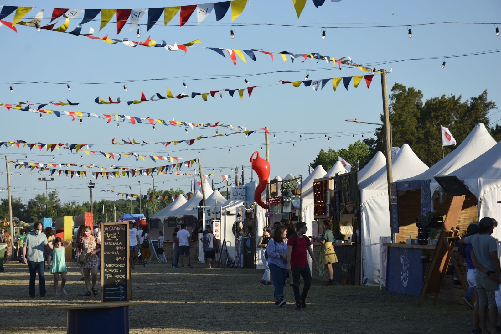 stands de Bocas Abiertas y gente caminando