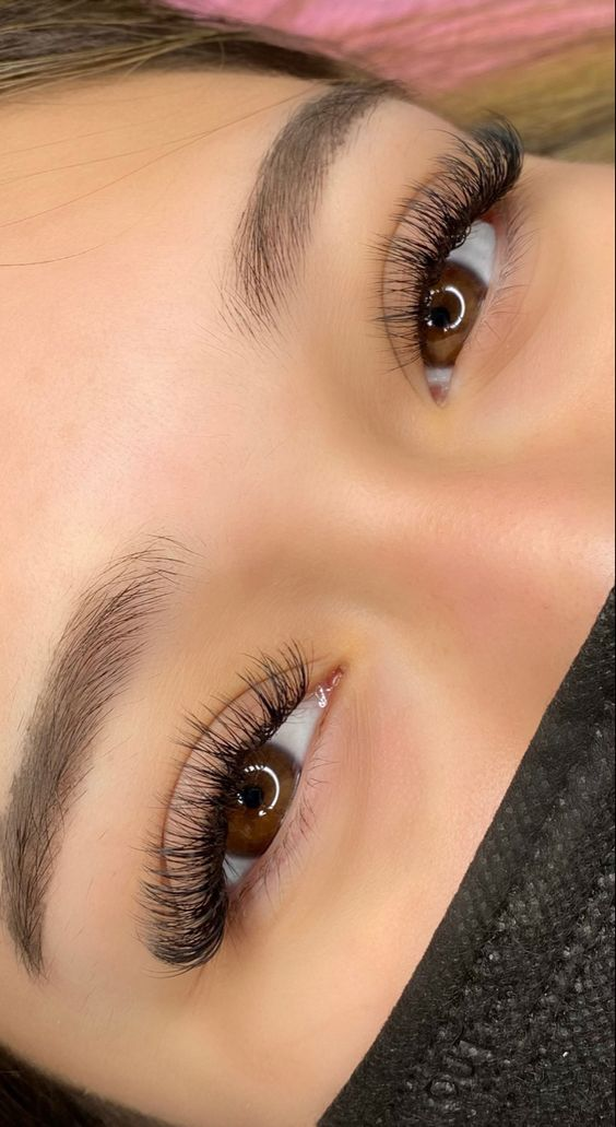 Full picture showing a lady rocking the hybrid lashes