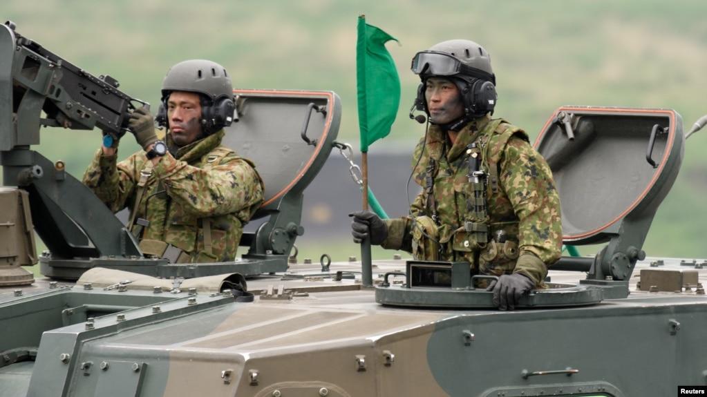 日本自卫队士兵在进行实弹演习。(2021年5月22日)
