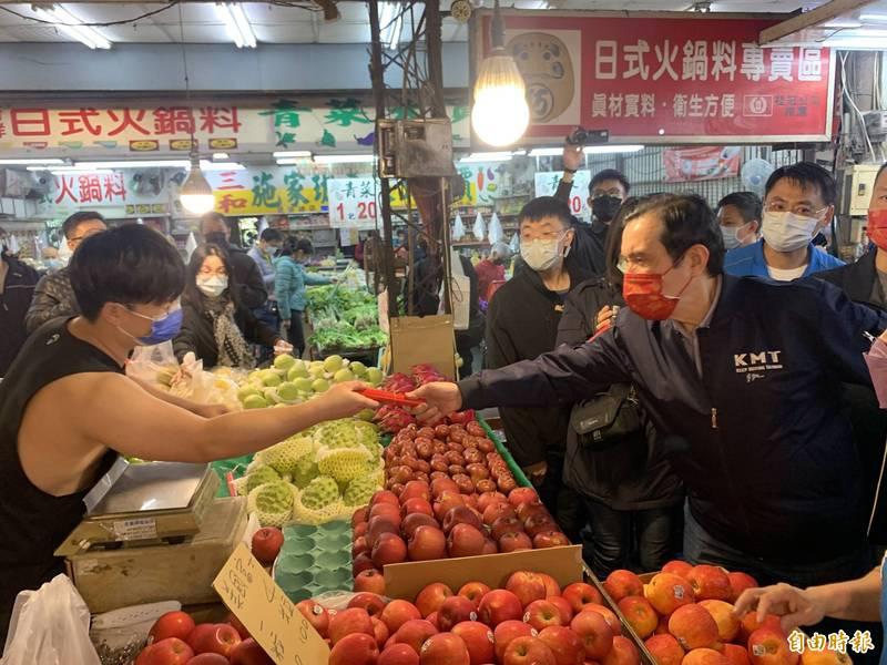 馬英九台中西屯水堀頭市場發送春聯。(記者蔡淑媛攝)