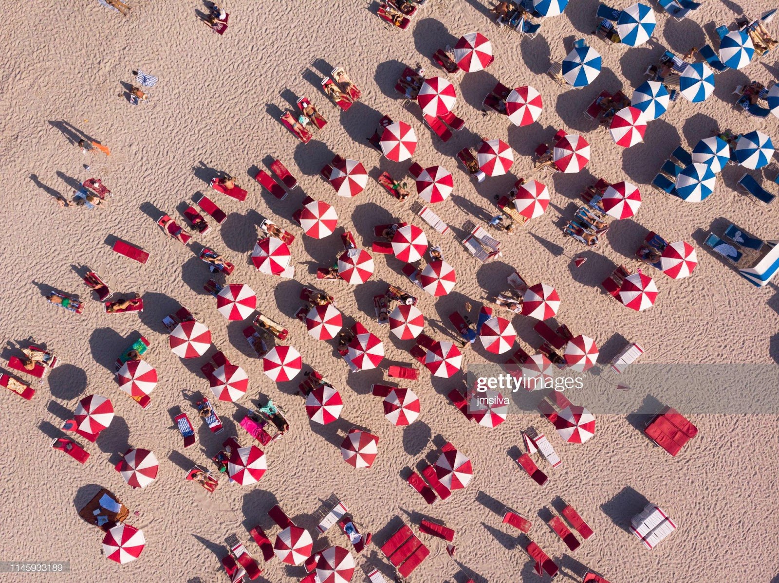C:\Users\Valerio\Desktop\aerial-view-of-crowd-sunbathing-on-the-beach-picture-id1145933189.jpg