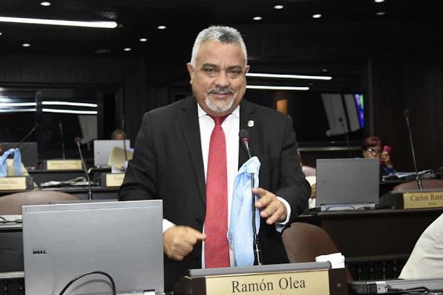 Diputado Ramón Anibal Olea(Papito) le aclara a la población de samana, que es un legislador (diputado) y de qué se encarga. 