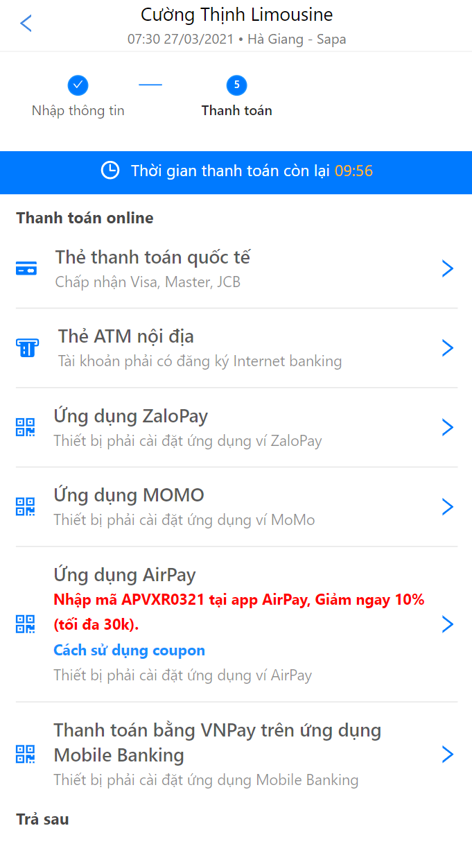 Thanh toán vé và chờ lên xe.
