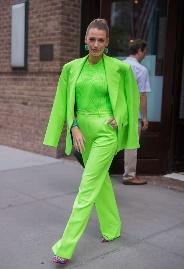 Un hombre con un traje de color verde en la calle Descripción generada automáticamente con confianza media