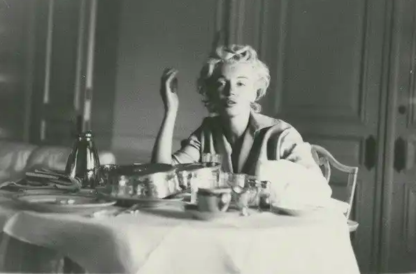 Milton Greene took this picture of the Marilyn Monroe in her no-makeup look during her stay at a hotel