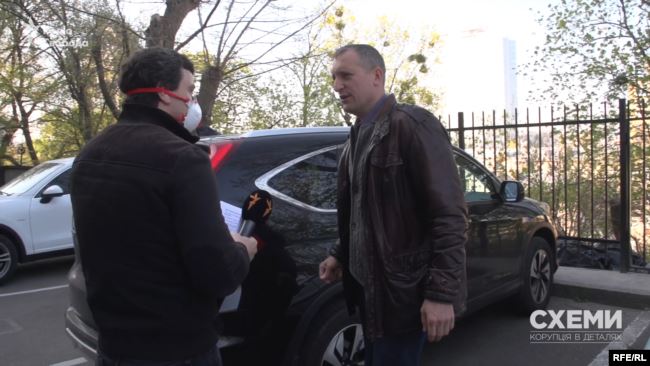 «Схеми» спробували поговорити про київську оселю та автівку із самим Денисом Колесником
