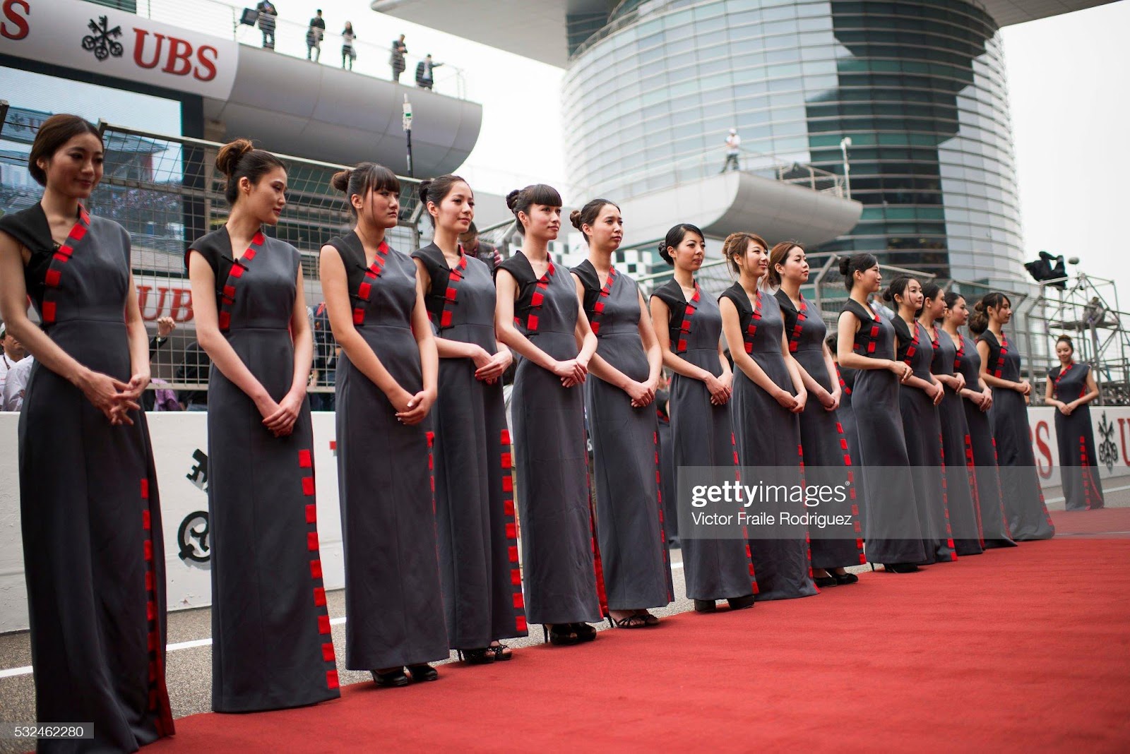 D:\Documenti\posts\posts\Women and motorsport\foto\Getty e altre\chinese-grid-girls-pose-at-the-pit-lane-during-the-ubs-chinese-f1-picture-id532462280.jpg