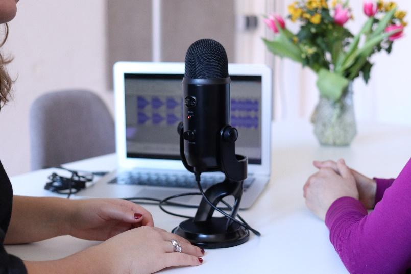 mujeres en podcast en espanol