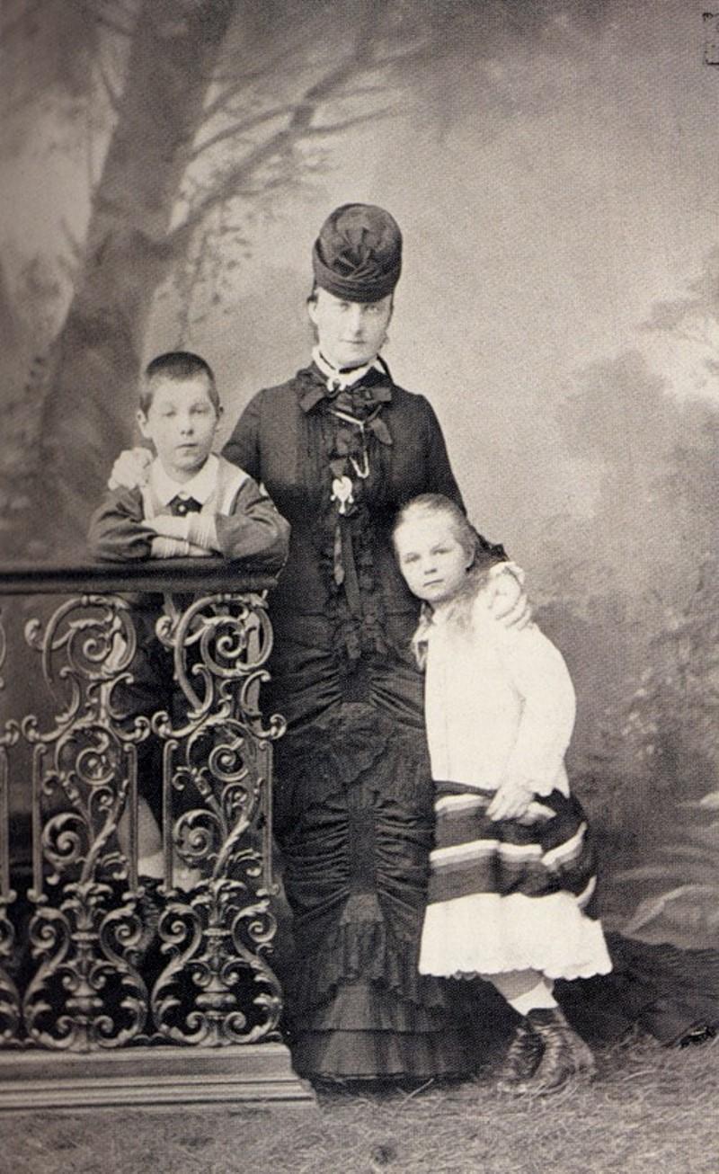 Княгиня Долгорукова с детьми, 1881.