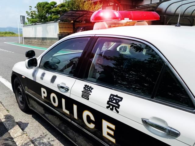 駐車場に停まっている車

自動的に生成された説明
