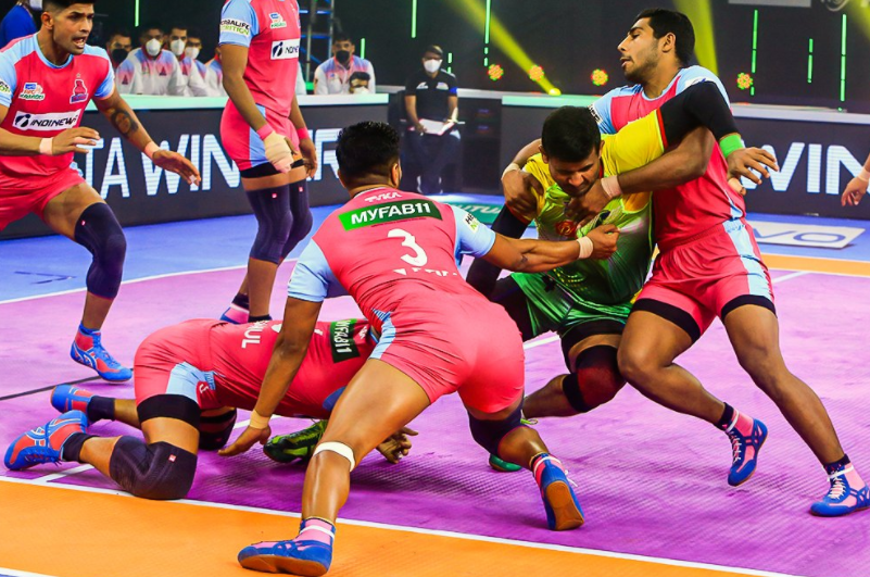 Sandeep Dhull in action as he blocks Prashant Rai from reaching the mid-line