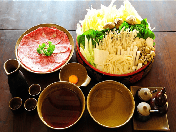 Sự khác biệt trong cách nấu lẩu Sukiyaki Nhật Bản 