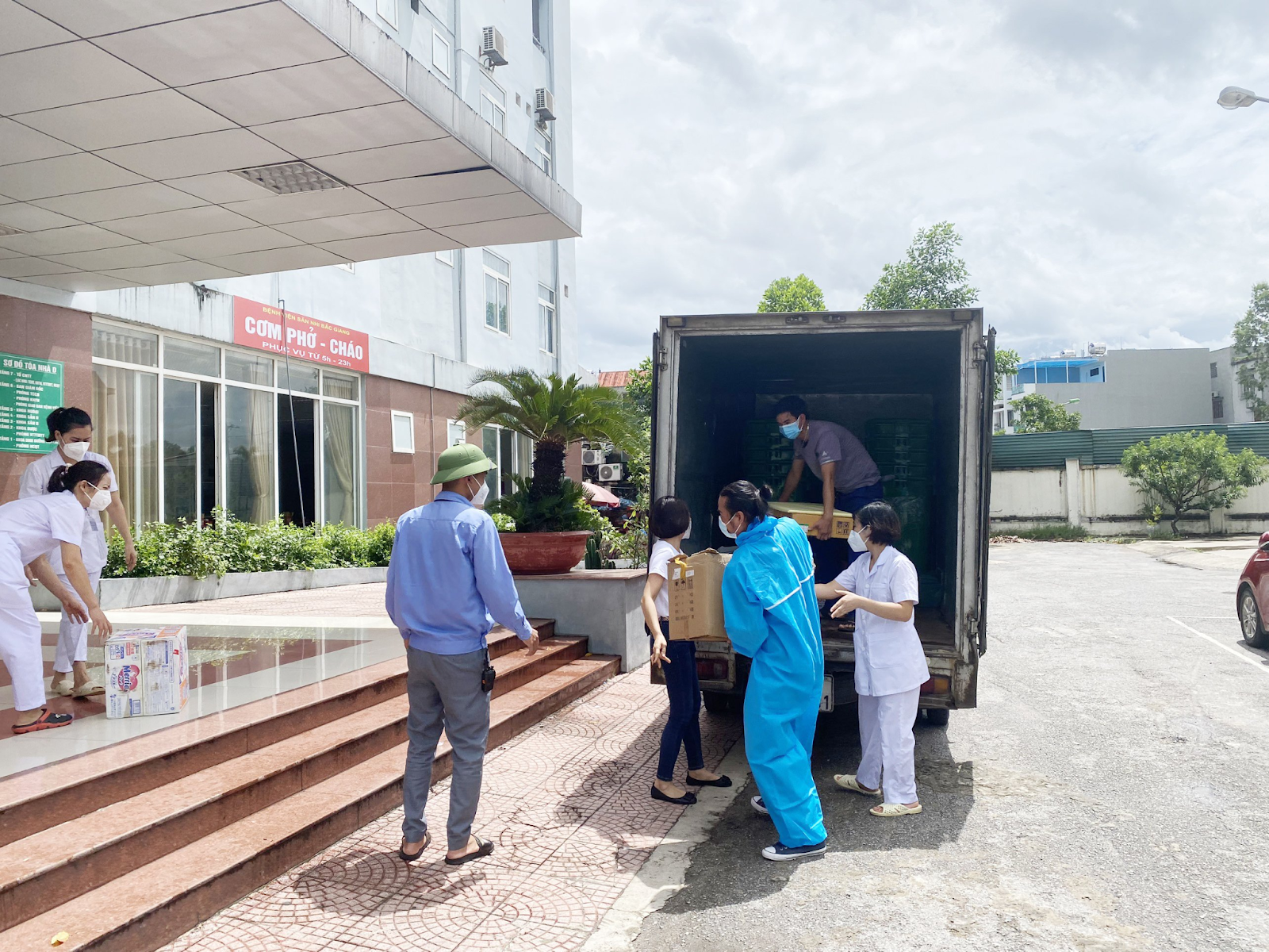 Để đảm bảo các phần quà được gửi đến người đúng lúc, DAMO Group đã tổ chức, phối hợp chặt chẽ với các địa phương trong điều kiện tuân thủ tuyệt đối các quy định phòng dịch nghiêm ngặt. Các chuyến xe quà tặng của DAMO Group đã được trao tặng đầy đủ và kịp thời để phục vụ cán bộ y tế, bà con tại Bắc Giang vào ngày 13/06/2021 vừa qua.