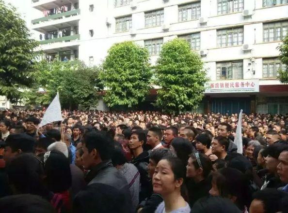 福建尤溪万人游行示威围堵政府迫使当局放弃污染项目