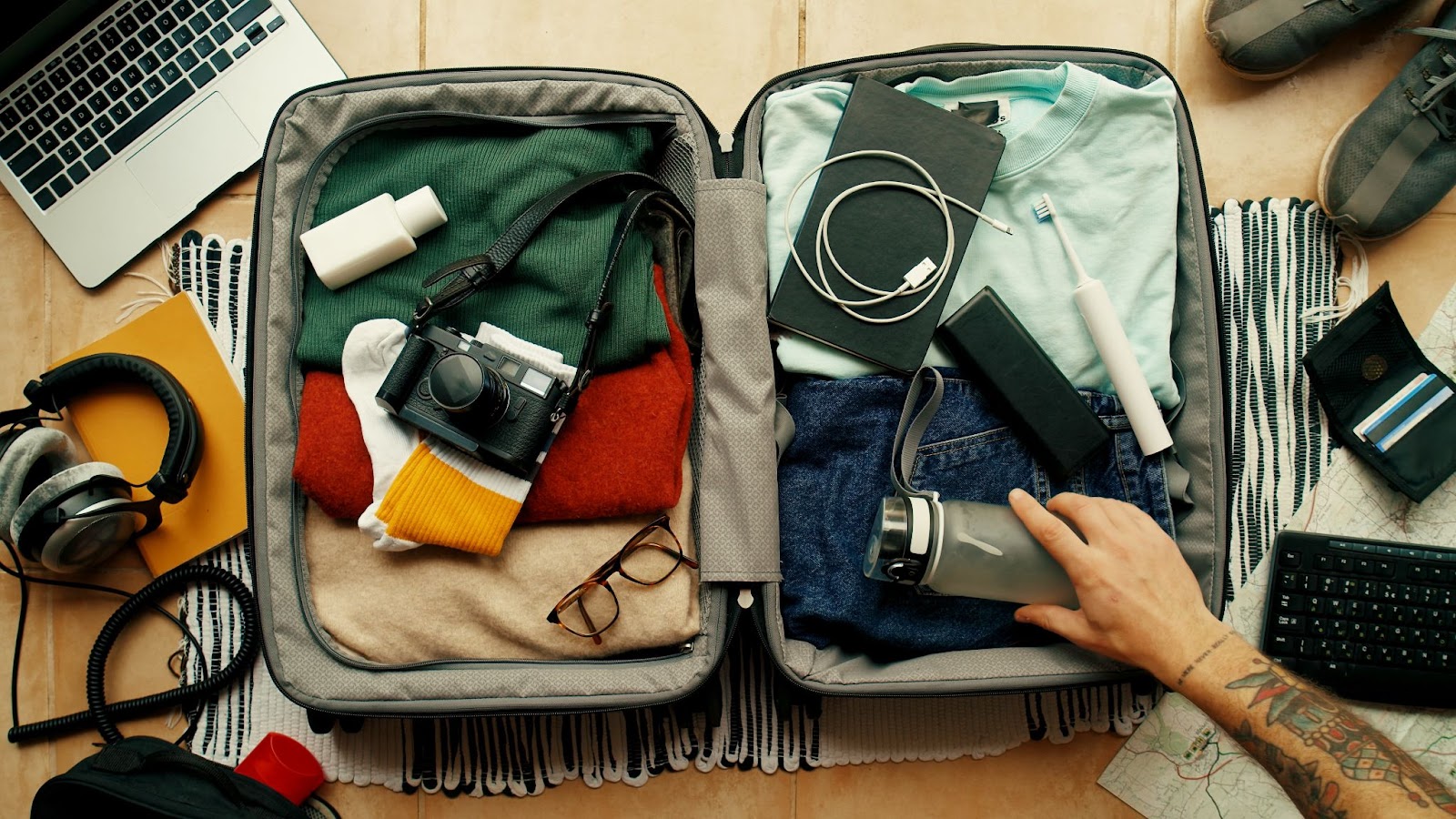 5 accesorios útiles para llevar en la maleta de viaje