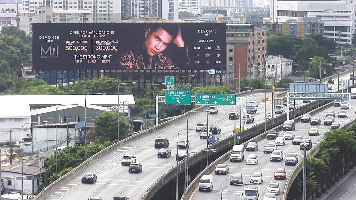 Hình ảnh Nam vương Quốc tế Trịnh Bảo phủ kín ngã tư, toà nhà lớn tại Bangkok, Thái Lan