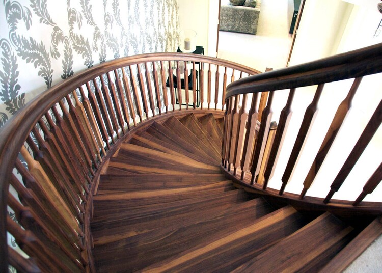 Cầu thang xoắn từ gỗ lim với màu sắc giữ nguyên vẻ đẹp độc bản ấn tượng 