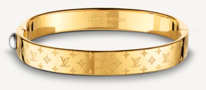 8. กำไลข้อมือผู้หญิงแบรนด์ Louis Vuitton รุ่น NANOGRAM CUFF