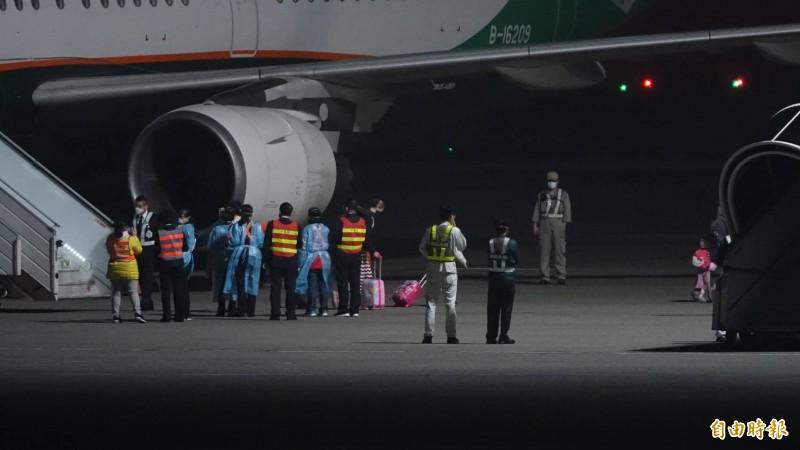 血友病童乘坐的班機今晚10點46分抵桃園機場,經初步檢疫後將送往醫院進一步採檢隔離。(記者姚介修攝)