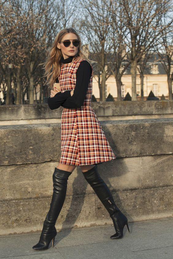 blusa de bola alta, com sobreposição de vestido xadrez e botas overknee. Amei este look invernal de Olivia Palermo!: 