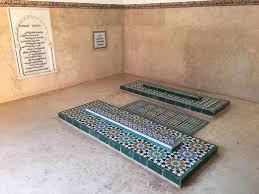 Al-Ándalus || الأندلس - ‏من قصر في إشبيلية إلى قبر في أغمات جنوب المغرب...  ‏قبر المعتمد (يسار)، اعتماد (يمين) وابنهم الربيع (في الوسط). الضريح بني سنة  1970م و حتى ذلك الوقت كان