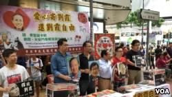 联会在铜锣湾收集市民签名爱心圣诞卡。(美国之音图片/海彦拍摄)