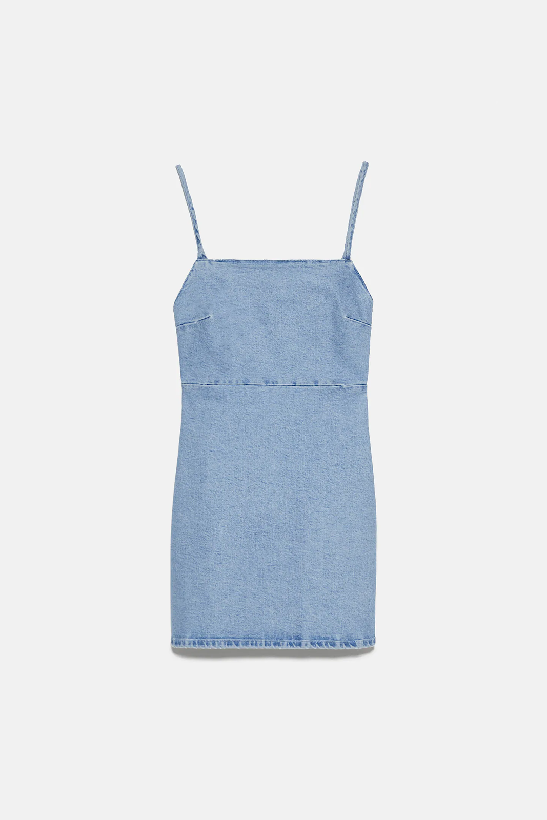 Vestido barato online, de tela estilo denim en color azul y con tirante fino, de la tienda Zara. uno de los 15 mejores vestidos baratos para este verano