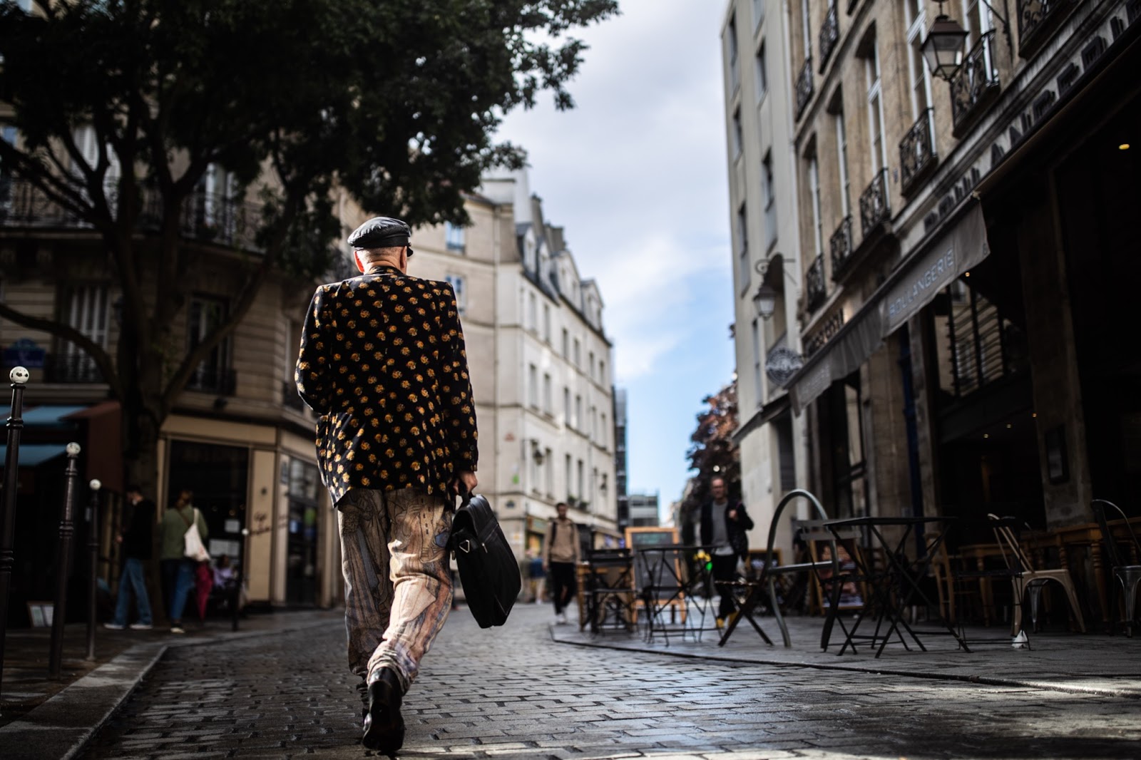 Мужчина на фоне парижской улицы