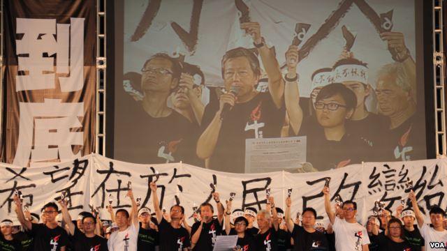 学联代表参加2014年六四烛光晚会(美国之音海彦拍摄)