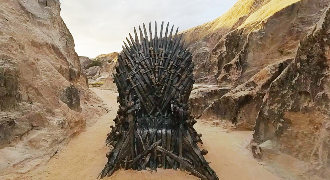 Imagem do trono da série de Game Of Thrones na praia de Morro Branco, em Beberibe, no Ceará.