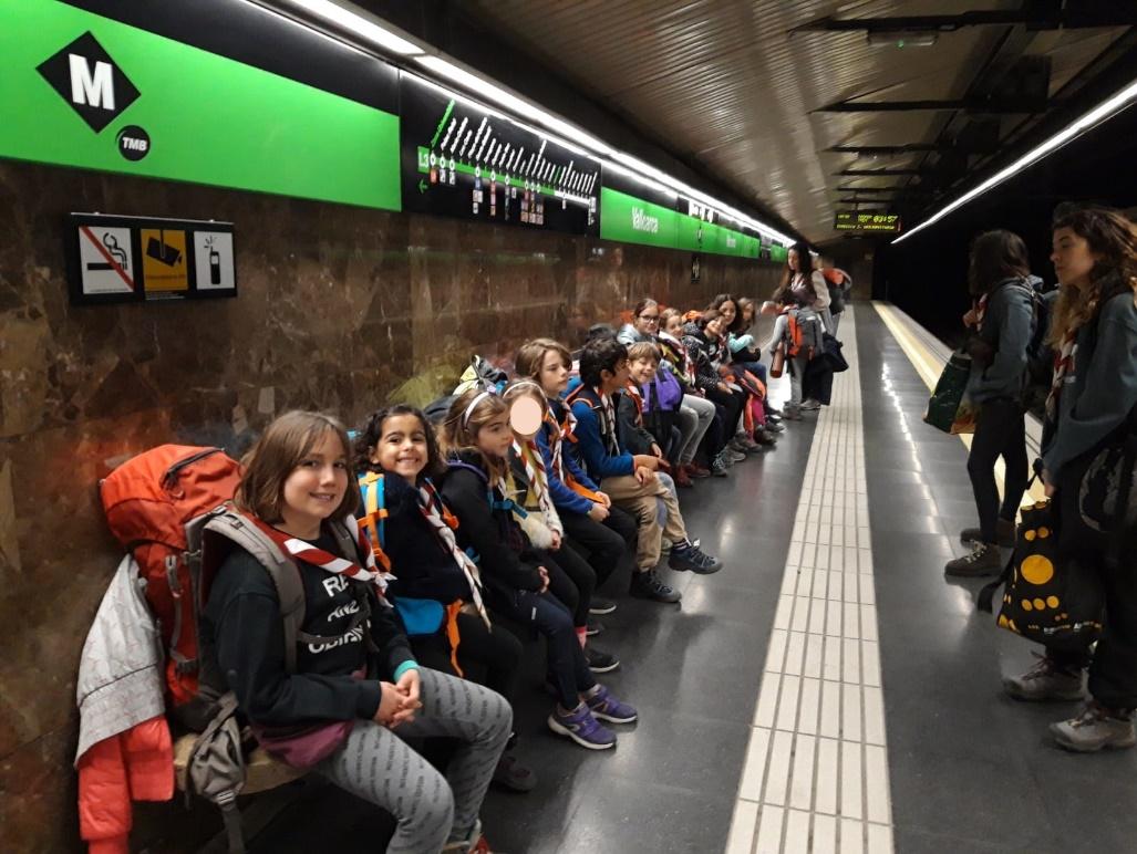 Un grupo de personas en una estación de tren

Descripción generada automáticamente