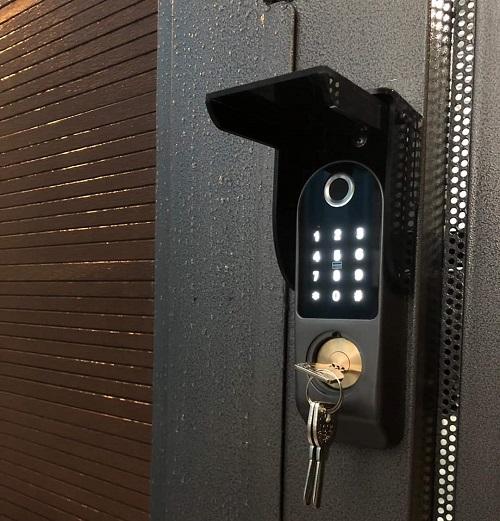 Khóa cổng thông minh với nhiều phương thức mở cửa: vân tay, mã số, chìa khóa cơ