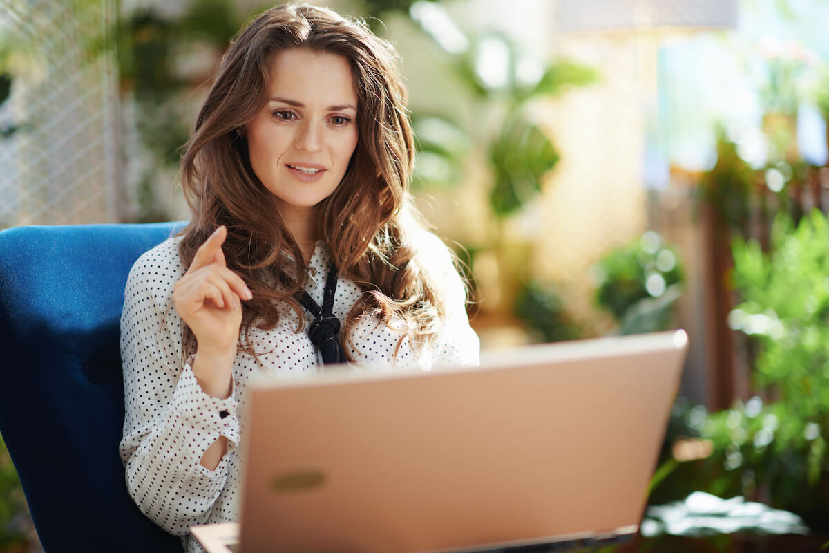 Engagement therapy: patient using a laptop